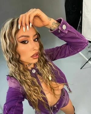 Larataylorbb Thumbnail Picture