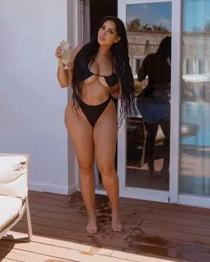 Lareinasworld Thumbnail Picture