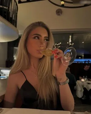Larissa Oberste Thumbnail Picture