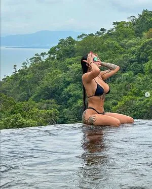 Larissa Ribeiro Thumbnail Picture