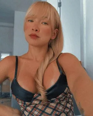 Larisse Farias Thumbnail Picture