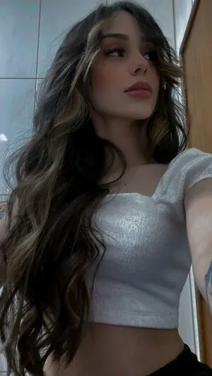 Laryssa Bitencourt Thumbnail Picture