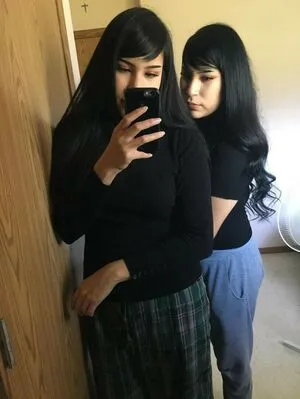 Latina Twin Sisters Thumbnail Picture