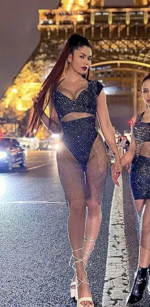 Lauren Cruz Thumbnail Picture
