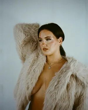 Lauren Davis Thumbnail Picture