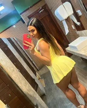 Lia Ferraz Thumbnail Picture