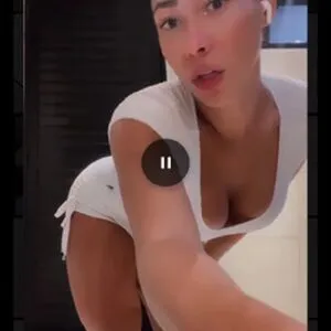 Lia Ferraz Thumbnail Picture