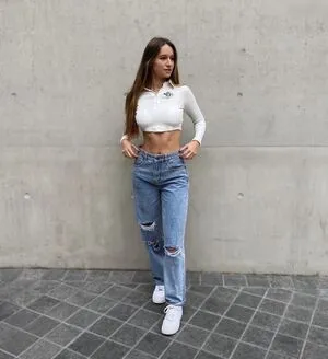 Lia Lewis Thumbnail Picture