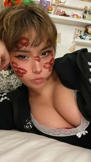 Linneathecake Thumbnail Picture