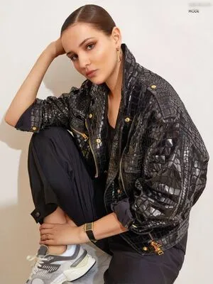 Lisa Vicari Thumbnail Picture