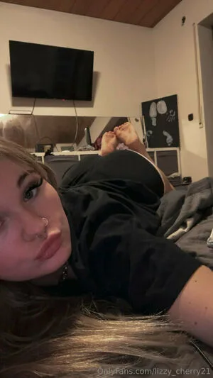 Lizzy Cherry21 OnlyFans Leaked Free Thumbnail Picture - #acHTB1LMeb