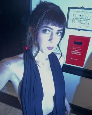 Lizzy Mcalpine Thumbnail Picture