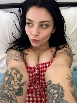 Lola Devours Thumbnail Picture
