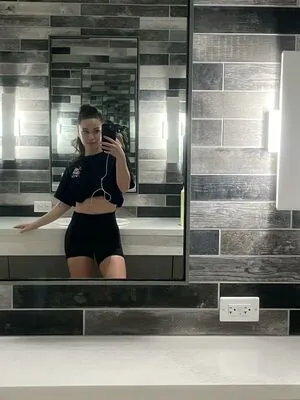 Lolamoves Thumbnail Picture