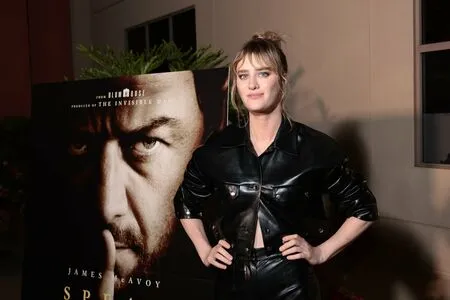 Mackenzie Davis OnlyFans Leaked Free Thumbnail Picture - #dAsUyrinIn