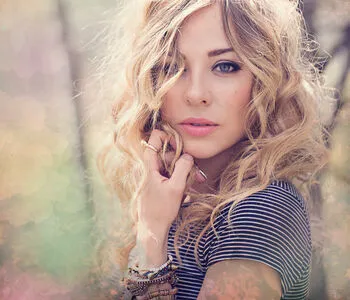 Mackenzie Porter Thumbnail Picture
