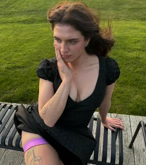 Mae Muller OnlyFans Leaked Free Thumbnail Picture - #GIWob6fLba