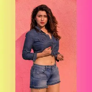 Mannara Chopra Thumbnail Picture