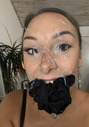 Mariah Leonne Thumbnail Picture