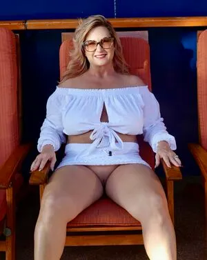 Melissa Bee Thumbnail Picture