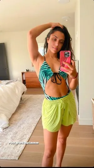 Michelle Khare Thumbnail Picture