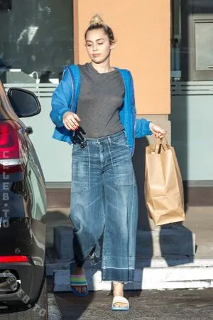 Miley Cyrus OnlyFans Leaked Free Thumbnail Picture - #HCF63M1RgN
