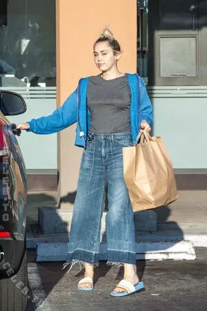 Miley Cyrus OnlyFans Leaked Free Thumbnail Picture - #KfoP6MXeay