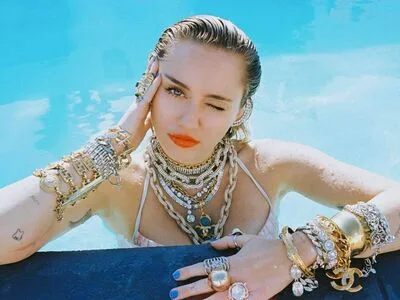 Miley Cyrus OnlyFans Leaked Free Thumbnail Picture - #PoMCKSaSmf