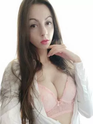 Model Simi Profile Thumbnail