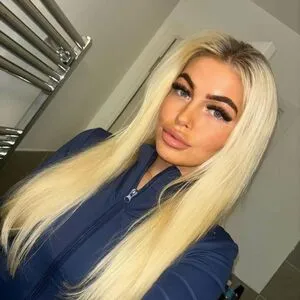 Naughtyroxyx Thumbnail Picture