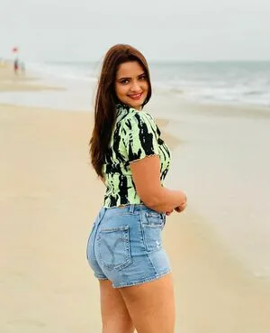 Neelam Giri Thumbnail Picture