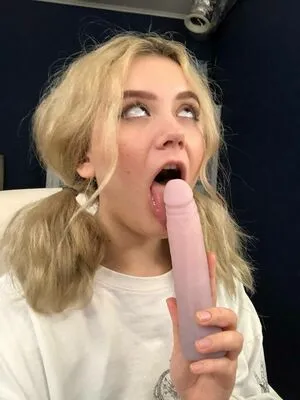 Nickie Leev Thumbnail Picture