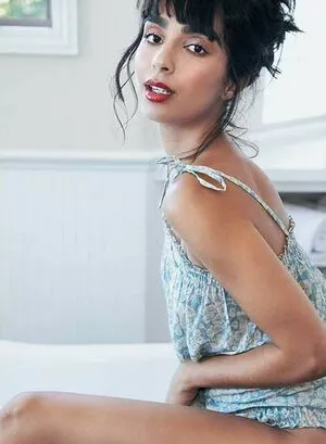 Nida Khurshid Thumbnail Picture