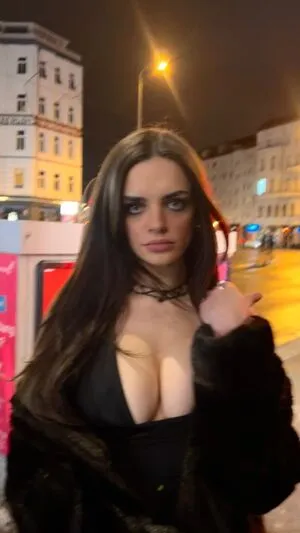 Niiina Es Thumbnail Picture