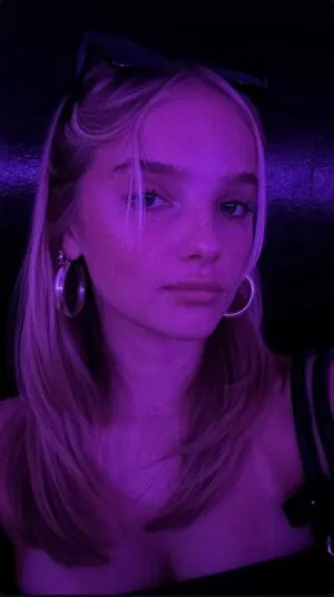 Nika Roeffen Thumbnail Picture