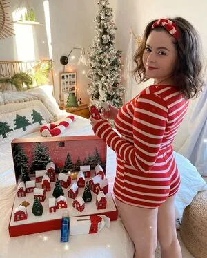 Noelle Downing Thumbnail Picture
