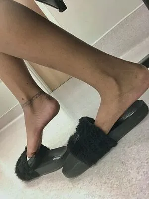 Paivaqueenfeet Thumbnail Picture