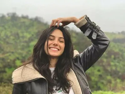 Pardis Saremi Thumbnail Picture