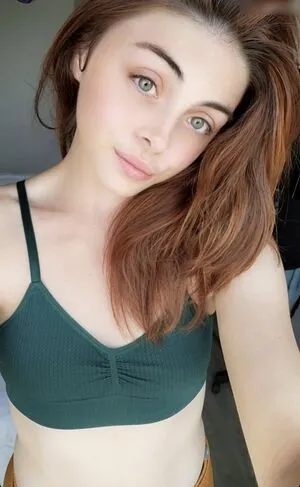 Petite Femme Thumbnail Picture