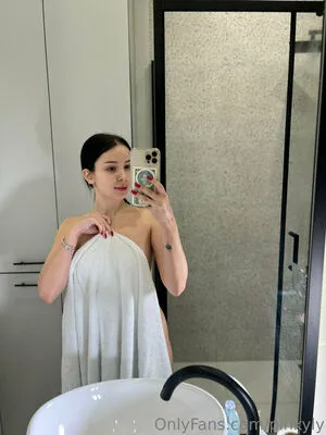 Pinkyly Thumbnail Picture