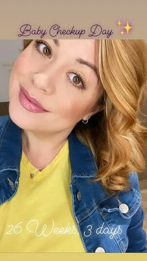 Pinup Cortney Thumbnail Picture