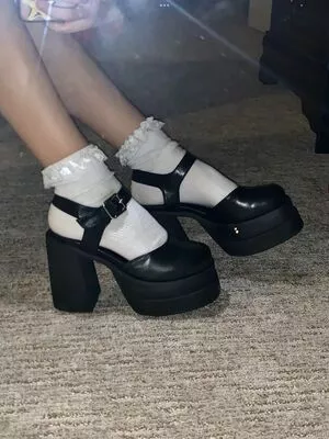 Pretty Feet Thumbnail Picture