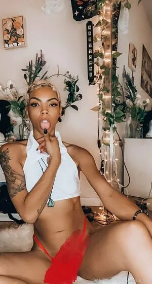 Queenie Free Thumbnail Picture