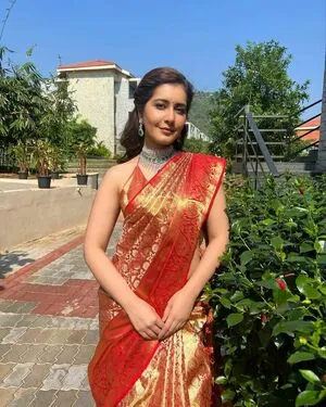 Raashii Khanna Thumbnail Picture
