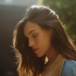 Rainey Qualley Profile Thumbnail
