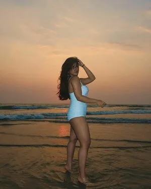 Roshni Walia Thumbnail Picture
