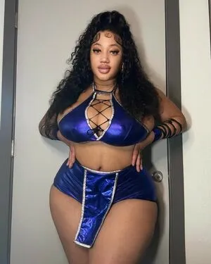 Roxiiee96 Thumbnail Picture