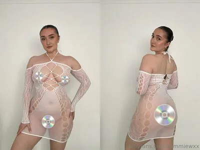 Sammiewarrenand Thumbnail Picture