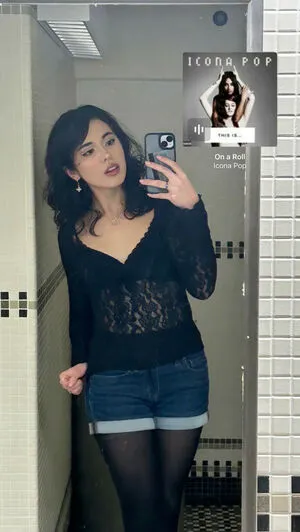 Sarah Michel Thumbnail Picture