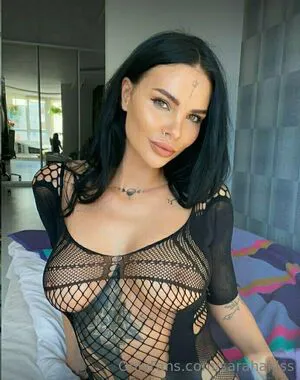 Sarahakiss Thumbnail Picture